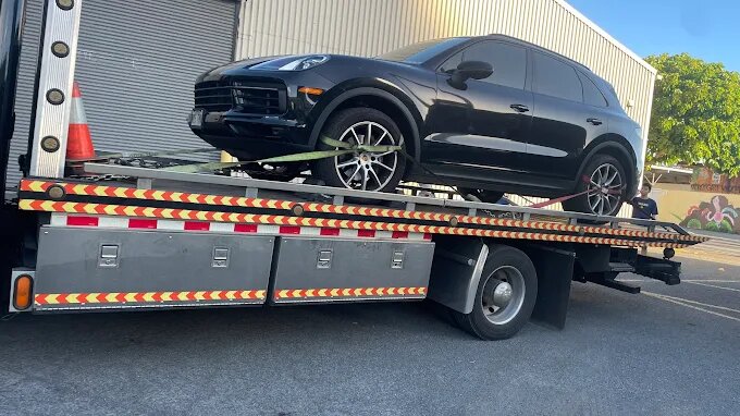 Porsche Cayenne loaded on a Poorman 808 Roadside flatbed on Oahu